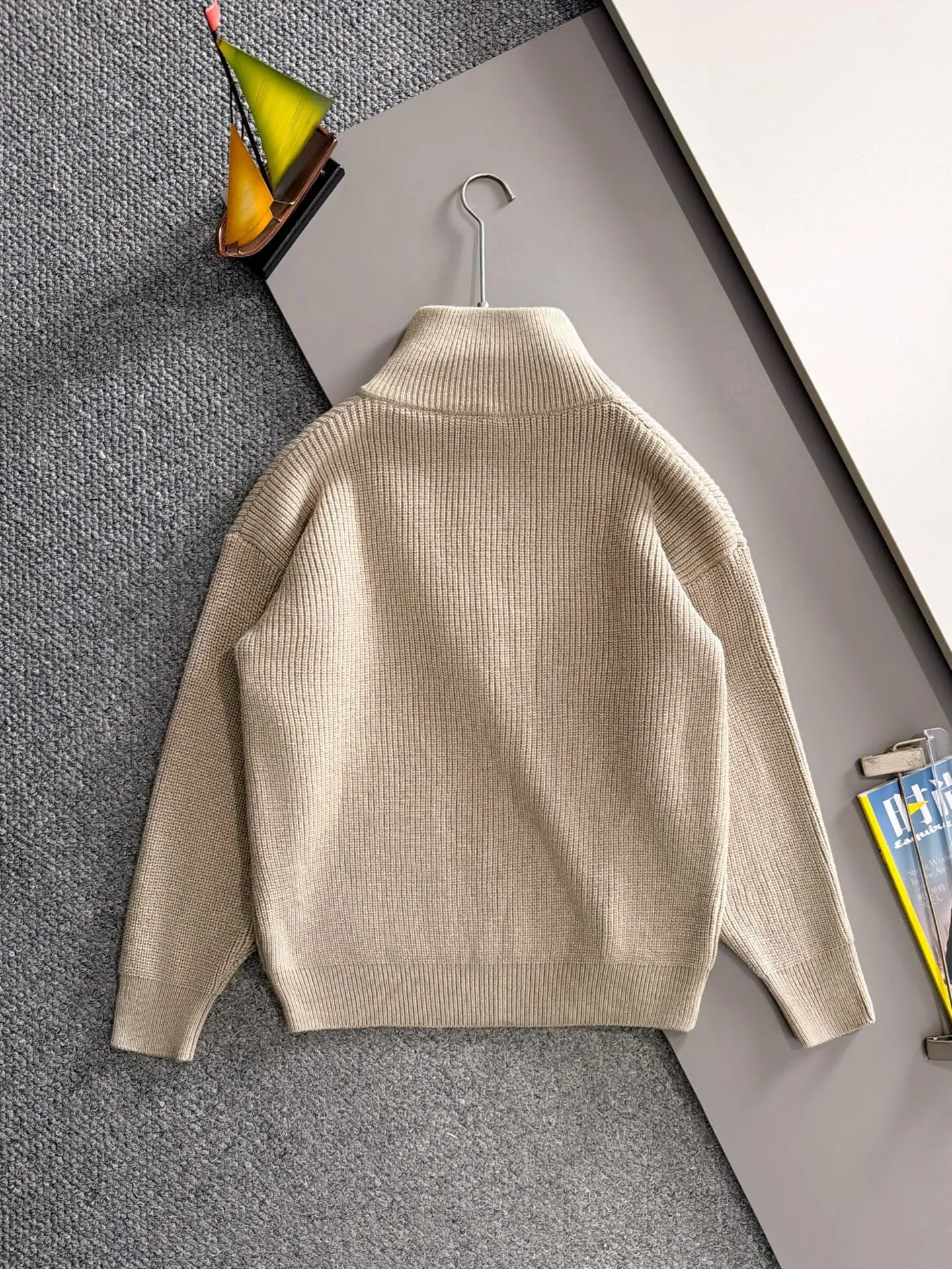 The latest knitted sweaters from Paris Clover's 2026 autumn and winter official website are on sale at the same time at Hot Sale! Specially made of wool blended fabric. It feels comfortable and can be directly in contact with the skin. The logo badge is exquisitely embroidered, which is extremely eye-catching! The details highlight the fashionable charm of big brands. Exquisite workmanship. Three-dimensional cutting style. The wearing effect is invincible and handsome! All three standards are complete! Sizes:M-3XL